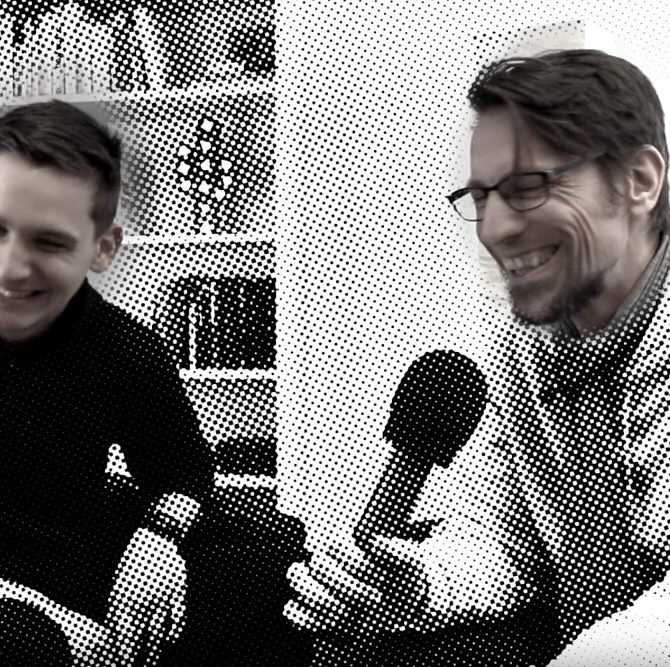 Zwei junge Männer beim Interview