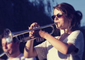 Frau spielt Trompete