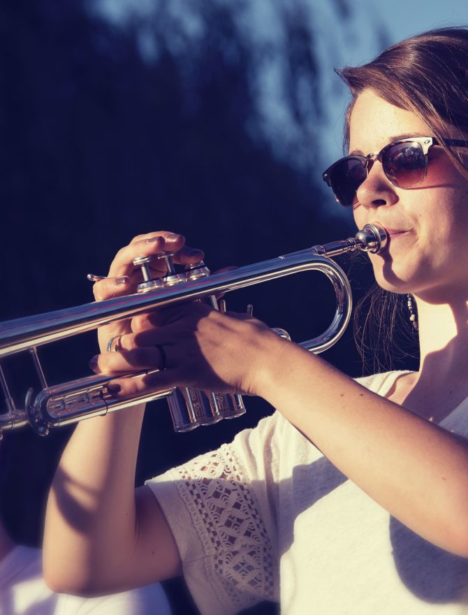 Frau spielt Trompete