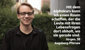 Junger Mann im Garten