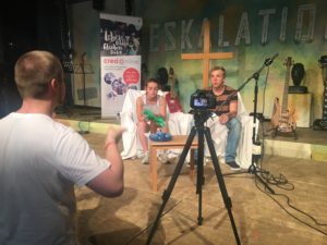 Studioaufnahme von Jugendlichen auf Couch