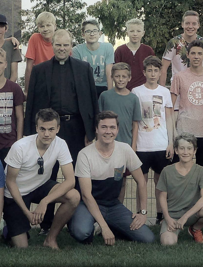 Gruppenfoto vor einer Kirche, Offenes Seminar