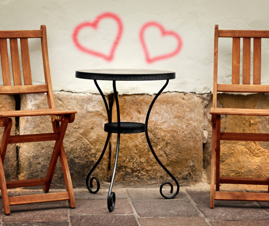 Tisch mit zwei Stühlen, Herzen