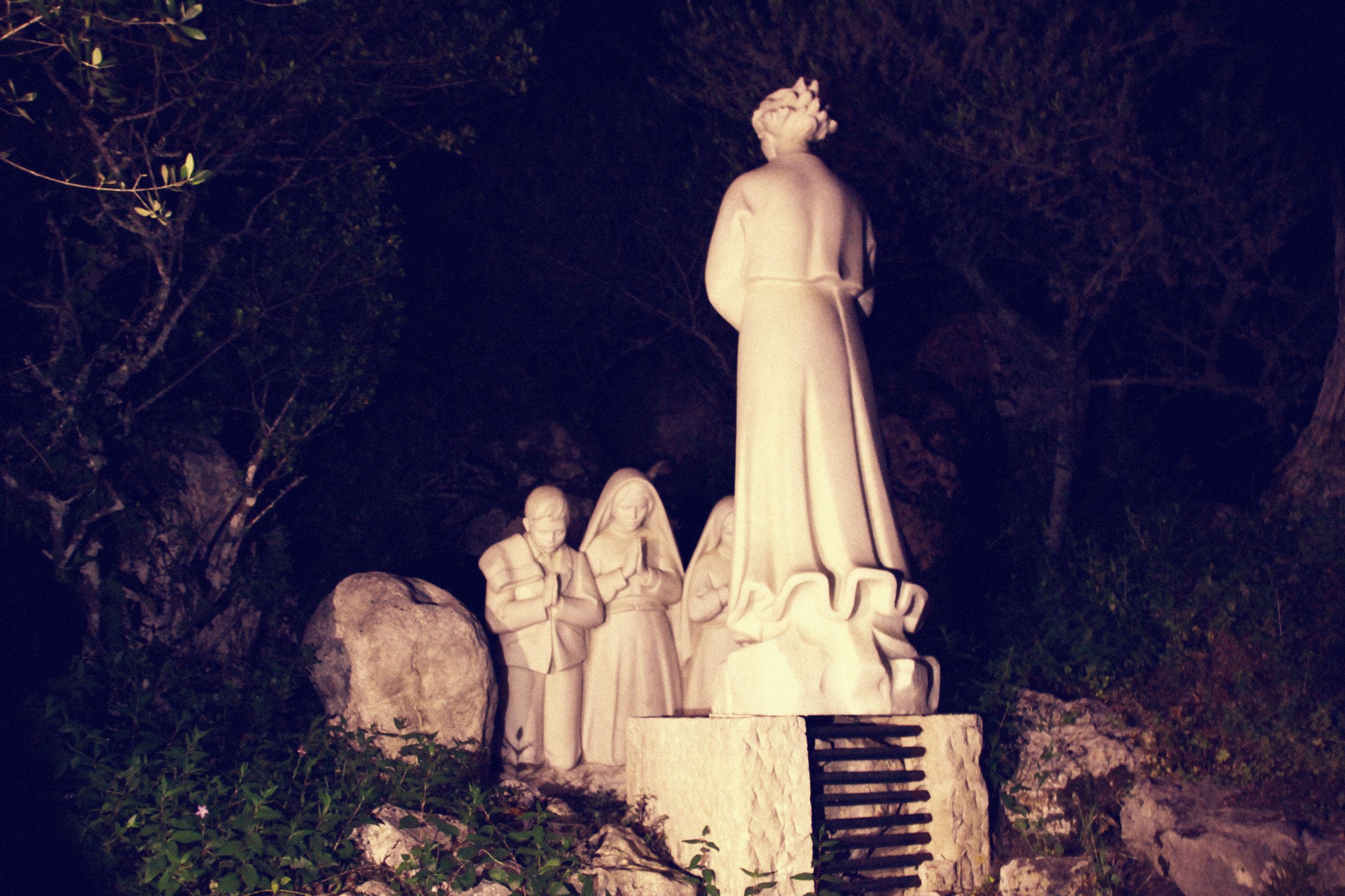 Fatima, Erscheinung, Statuen