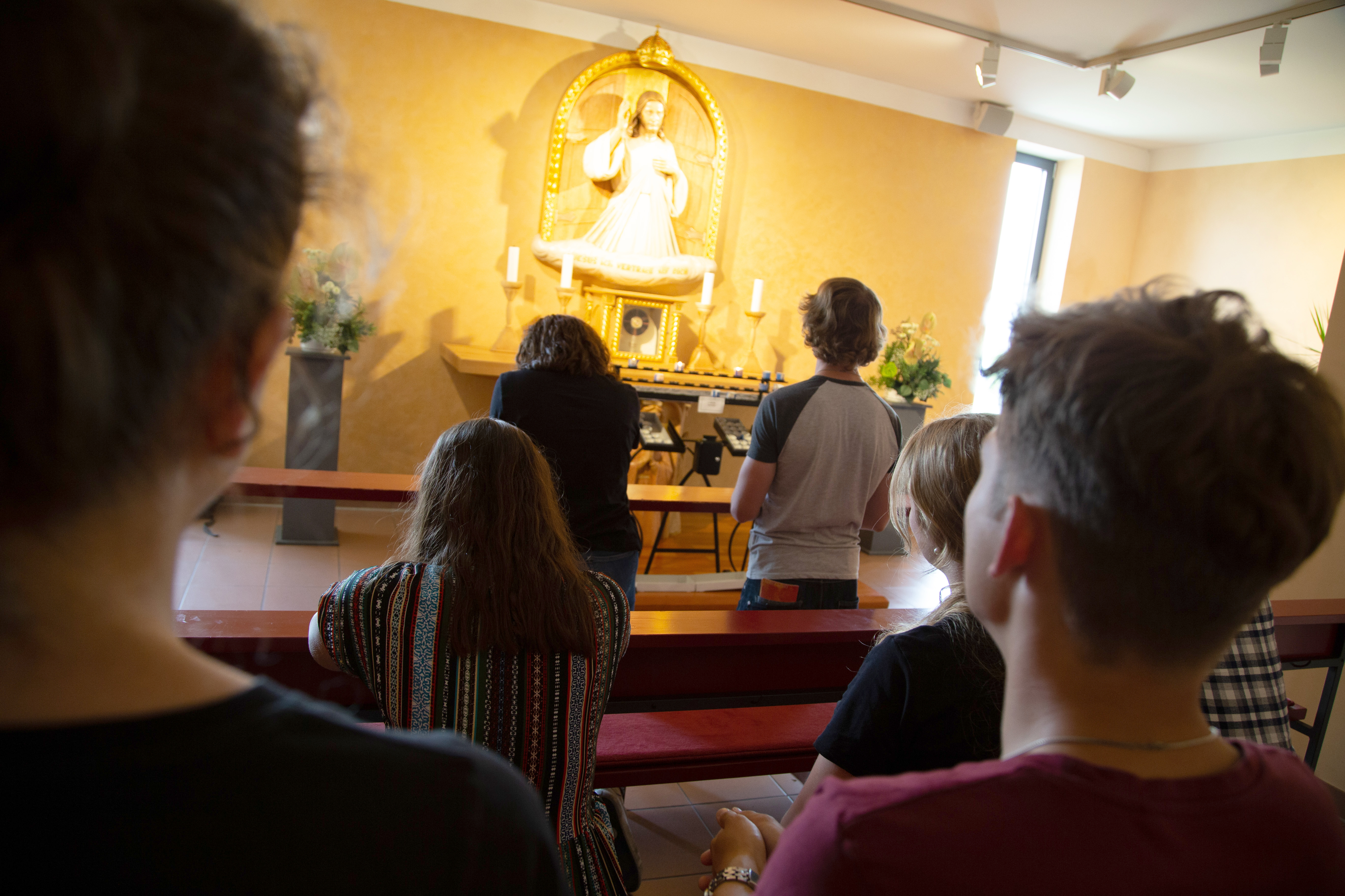 Junge Erwachsene bei der Anbetung