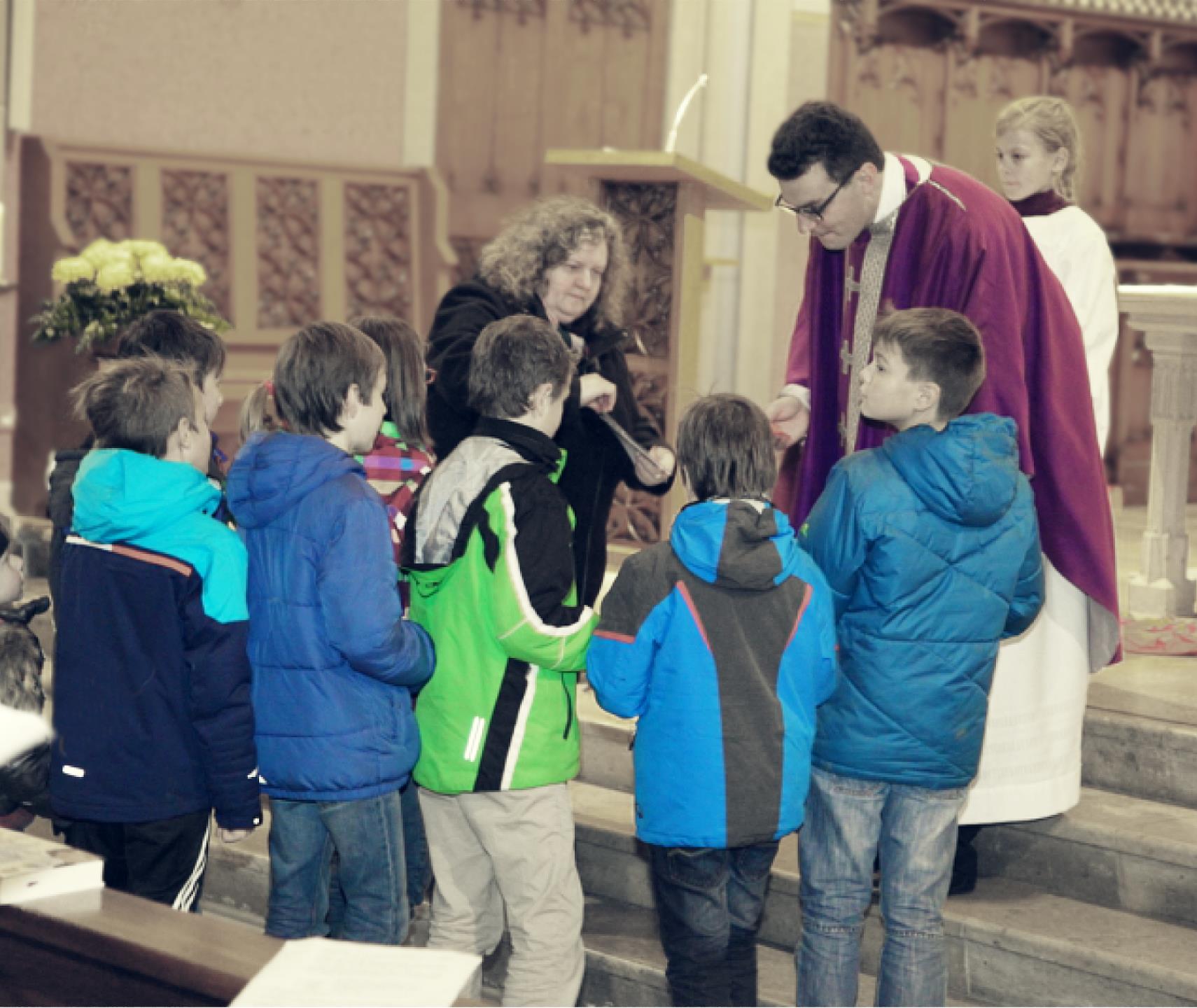 Kinder bei der Vorbereitung eines Gottesdiensts