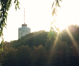 augsburger hotelturm bei tief stehender sonne