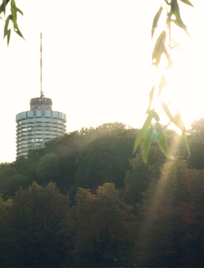 augsburger hotelturm bei tief stehender sonne