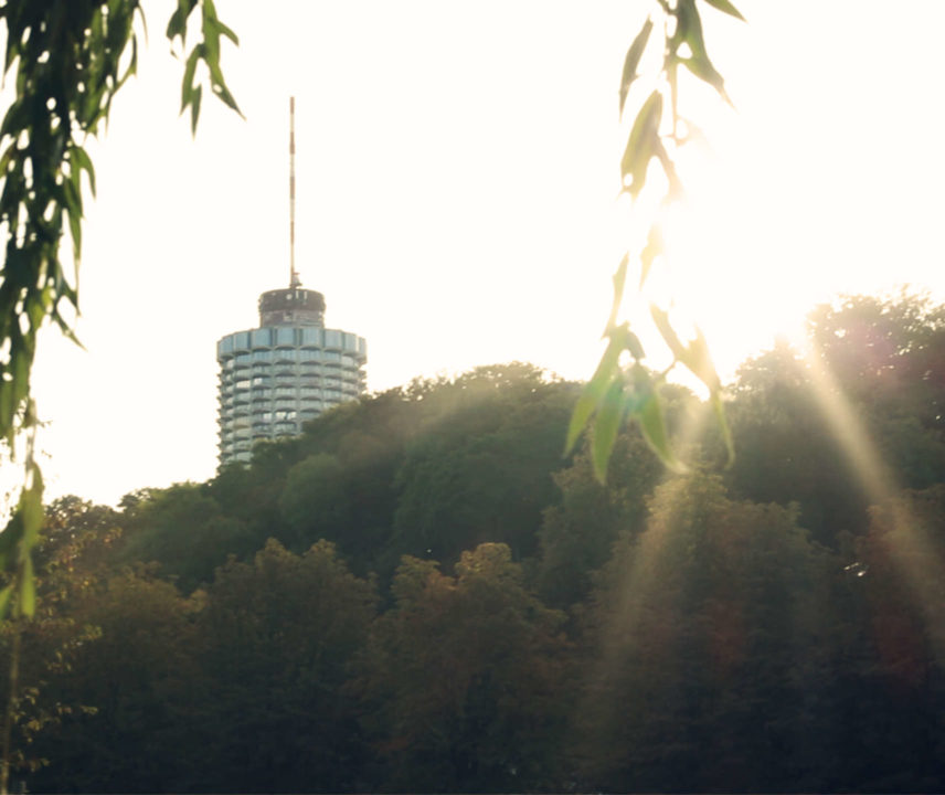 augsburger hotelturm bei tief stehender sonne