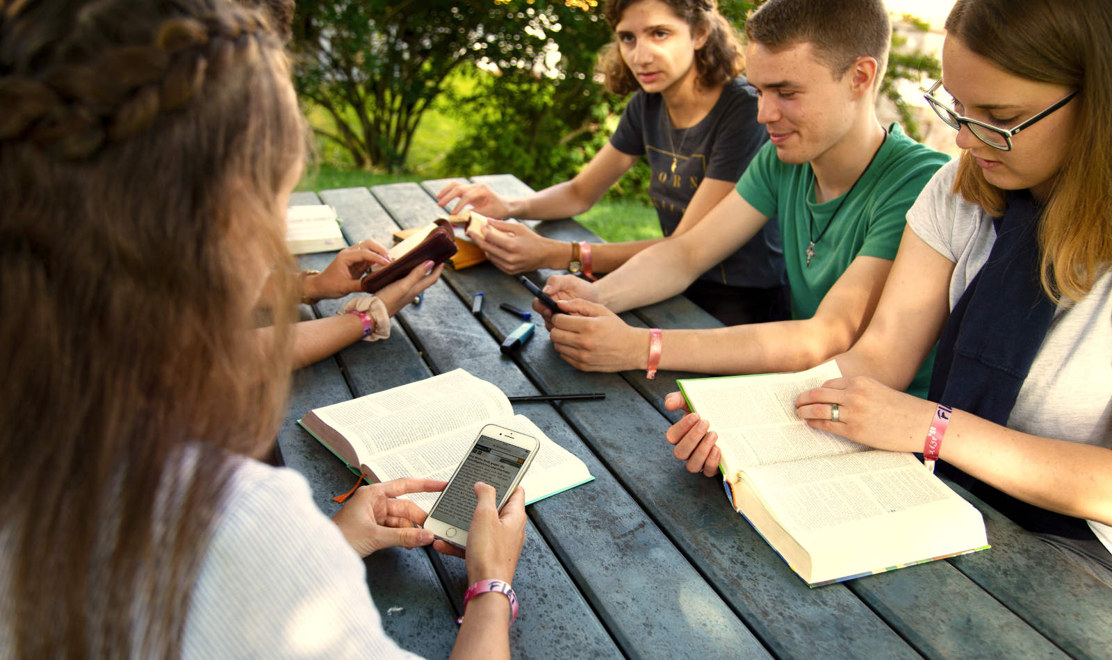 Junge Erwachsene beim Bibelteilen
