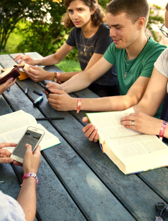 Junge Erwachsene beim Bibelteilen