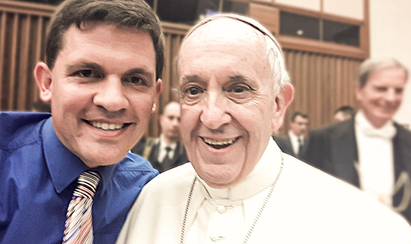 selfie mit dem papst und einem jungen Mann