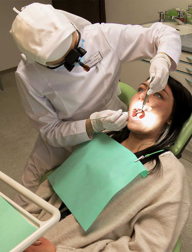 Schwester Ida Maria bei der Arbeit in der Zahnarztpraxis.