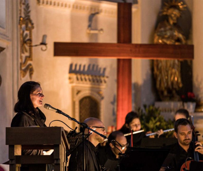 Adonai-Kreuzweg: Musiker spielen in einer Kirche unter dem Kreuz