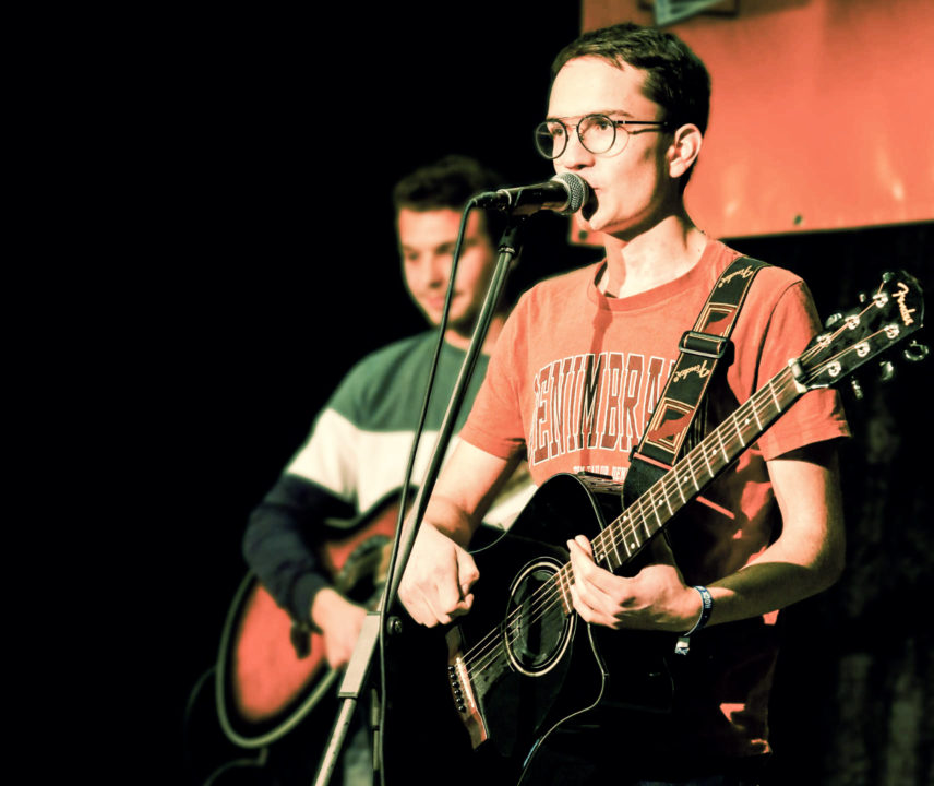 Jakob Trautwein mit Gitarre auf der Bühne