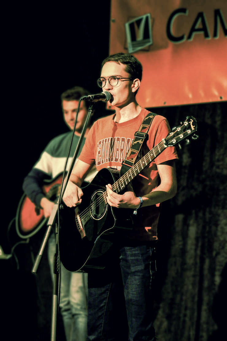 Jakob Trautwein mit Gitarre auf der Bühne