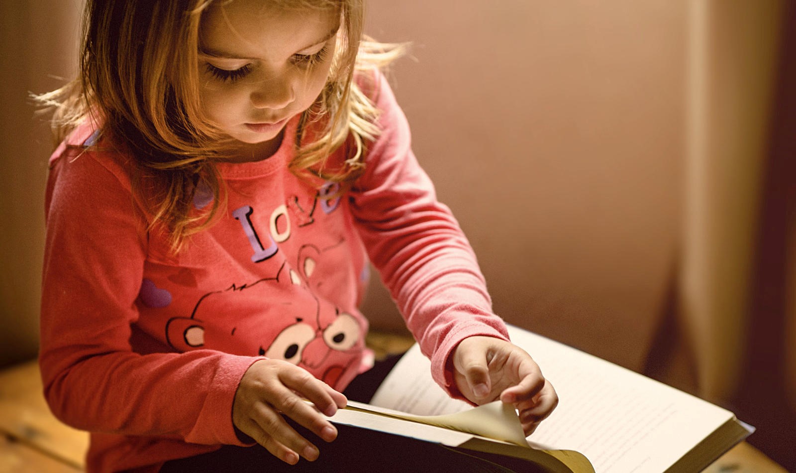 kleines Mädchen mit Buch