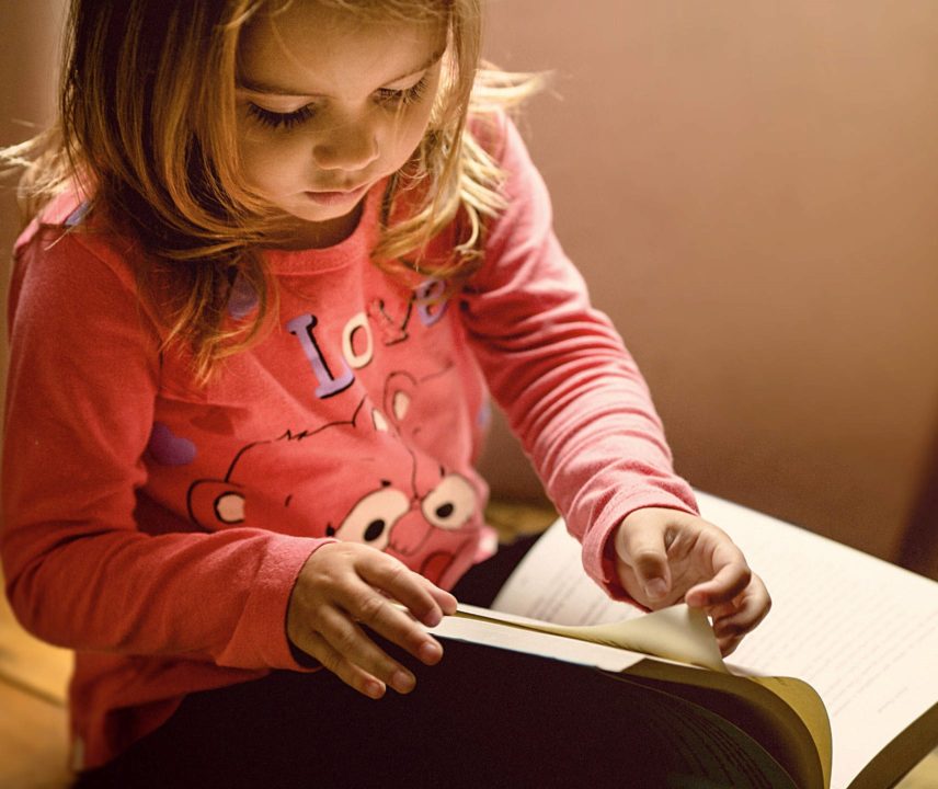 kleines Mädchen mit Buch