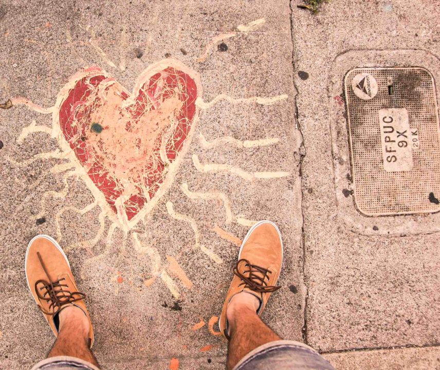 gemaltes Herz auf der Straße fotografiert aus Vogelperspektive