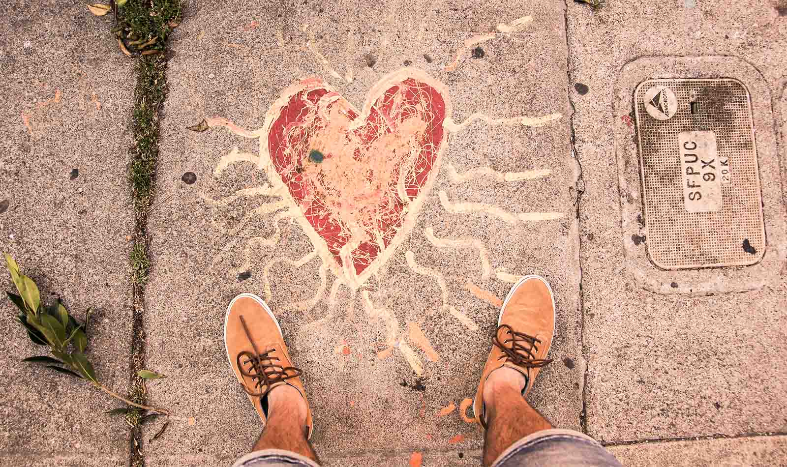 gemaltes Herz auf der Straße fotografiert aus Vogelperspektive