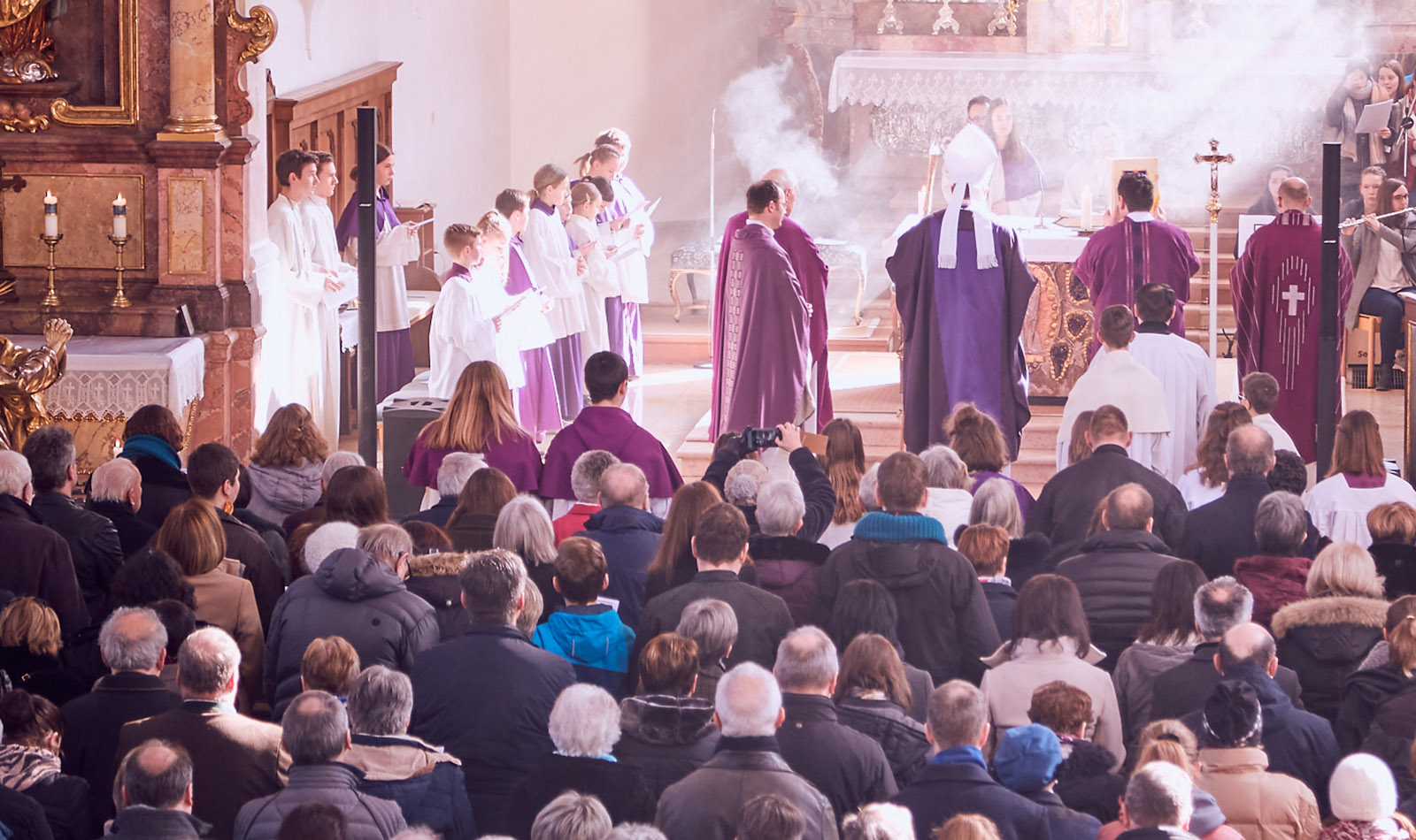 Bischof feiert Heilige Messe