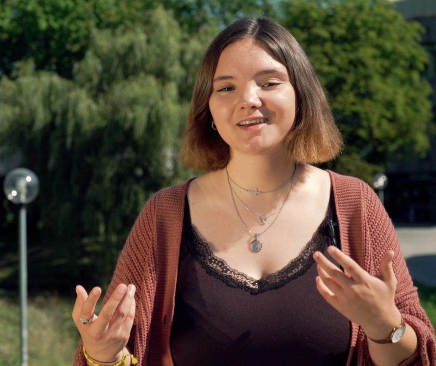 Iris Ingerling vor der Uni Augsburg