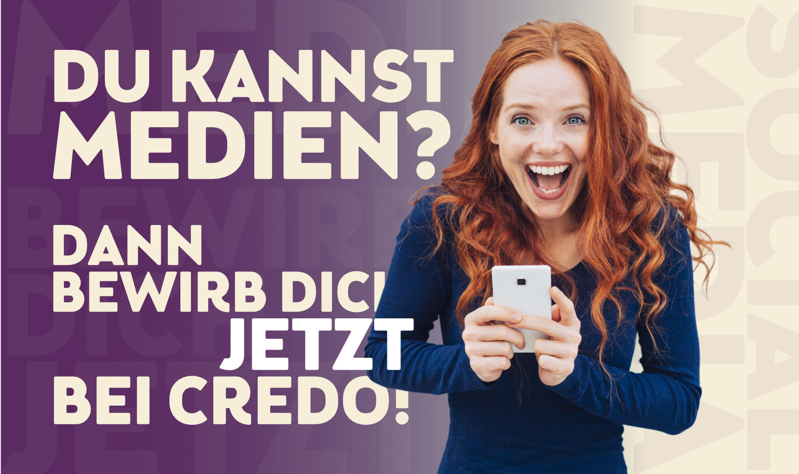 Junge Frau mit langen roten Haaren und Smartphone