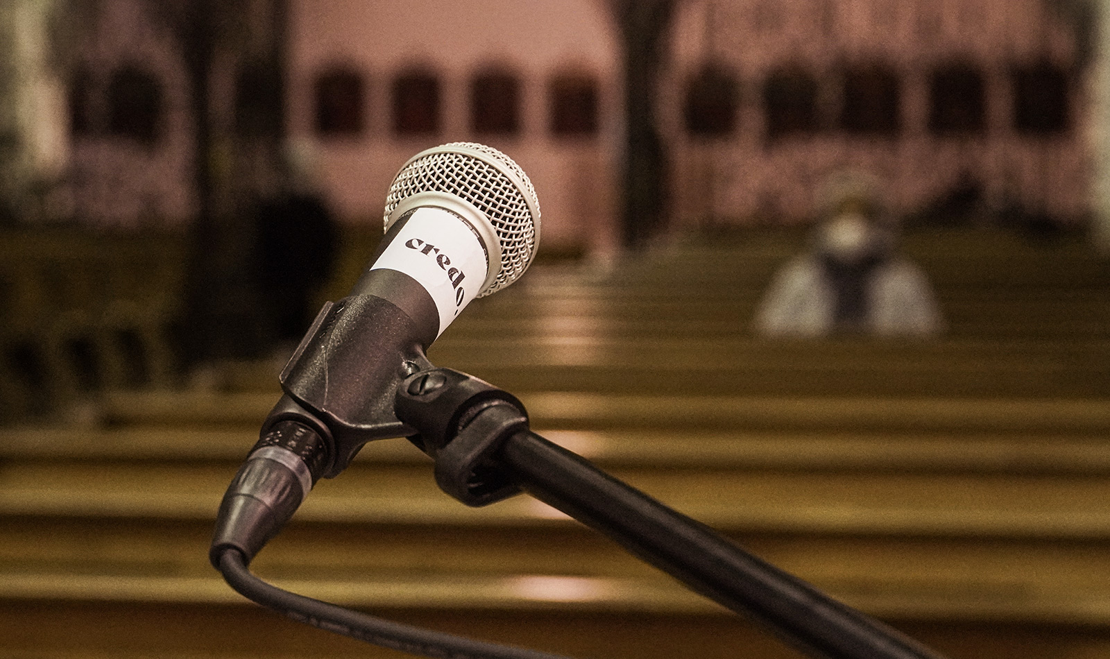 Gesangs-Mikrofon in leerer Kirche