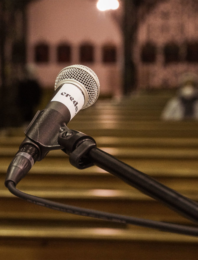 Gesangs-Mikrofon in leerer Kirche