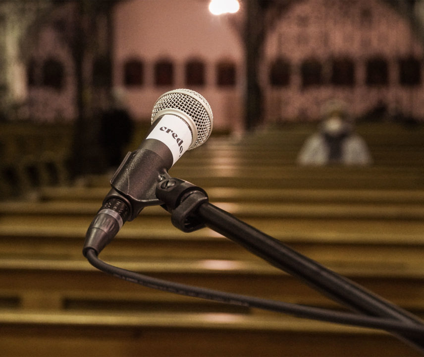 Gesangs-Mikrofon in leerer Kirche
