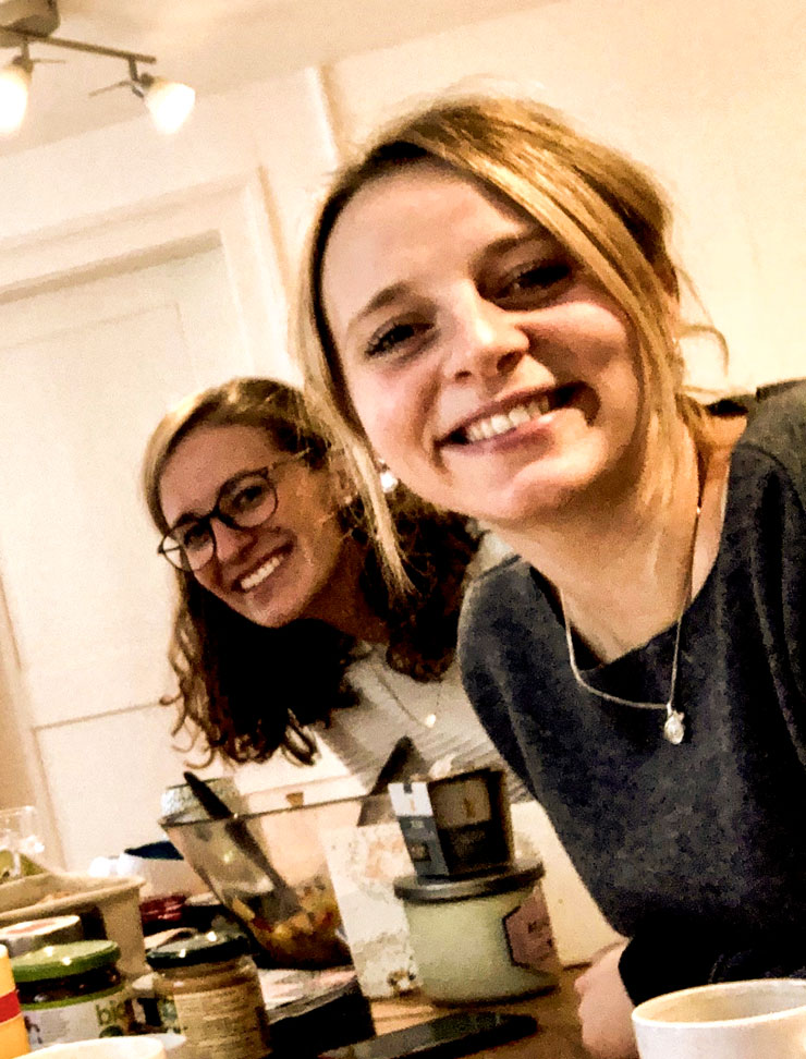 Selfie von zwei Freundinnen beim Kochen
