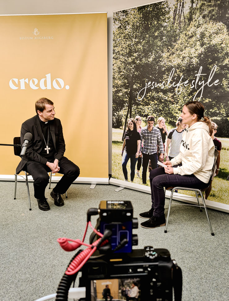 Bischof Oster im Credo Talk mit Veronika Striegel