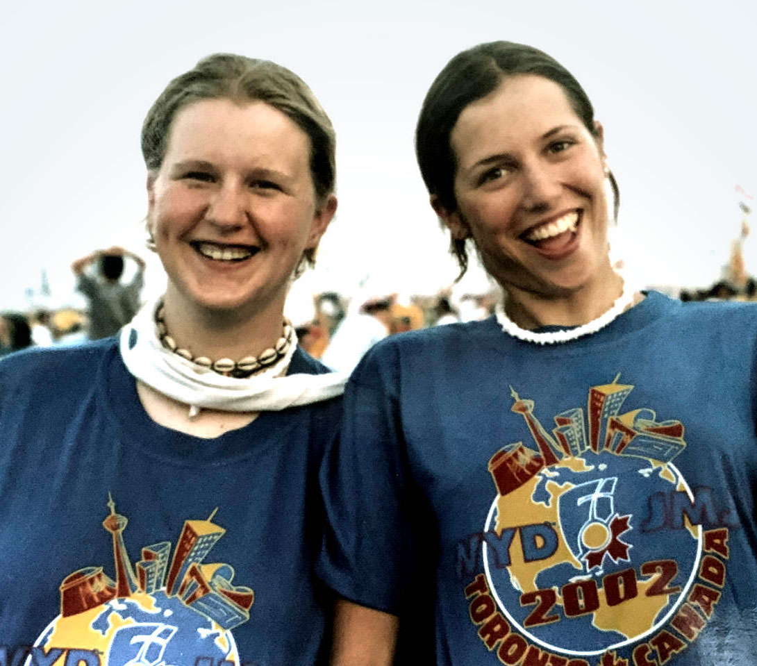 Zwei Junge Frauen auf offenem Feld bei Toronto, 2002.