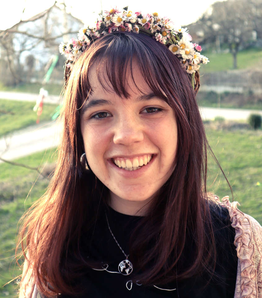 Junge Frau mit Blumenkranz auf dem Kopf