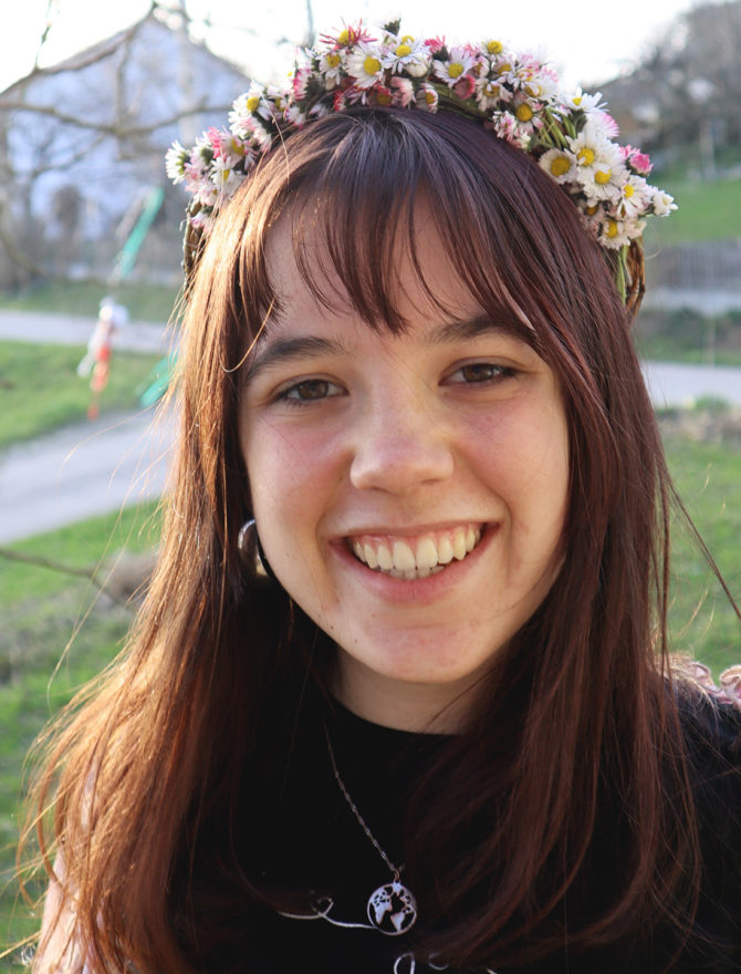 Junge Frau mit Blumenkranz auf dem Kopf