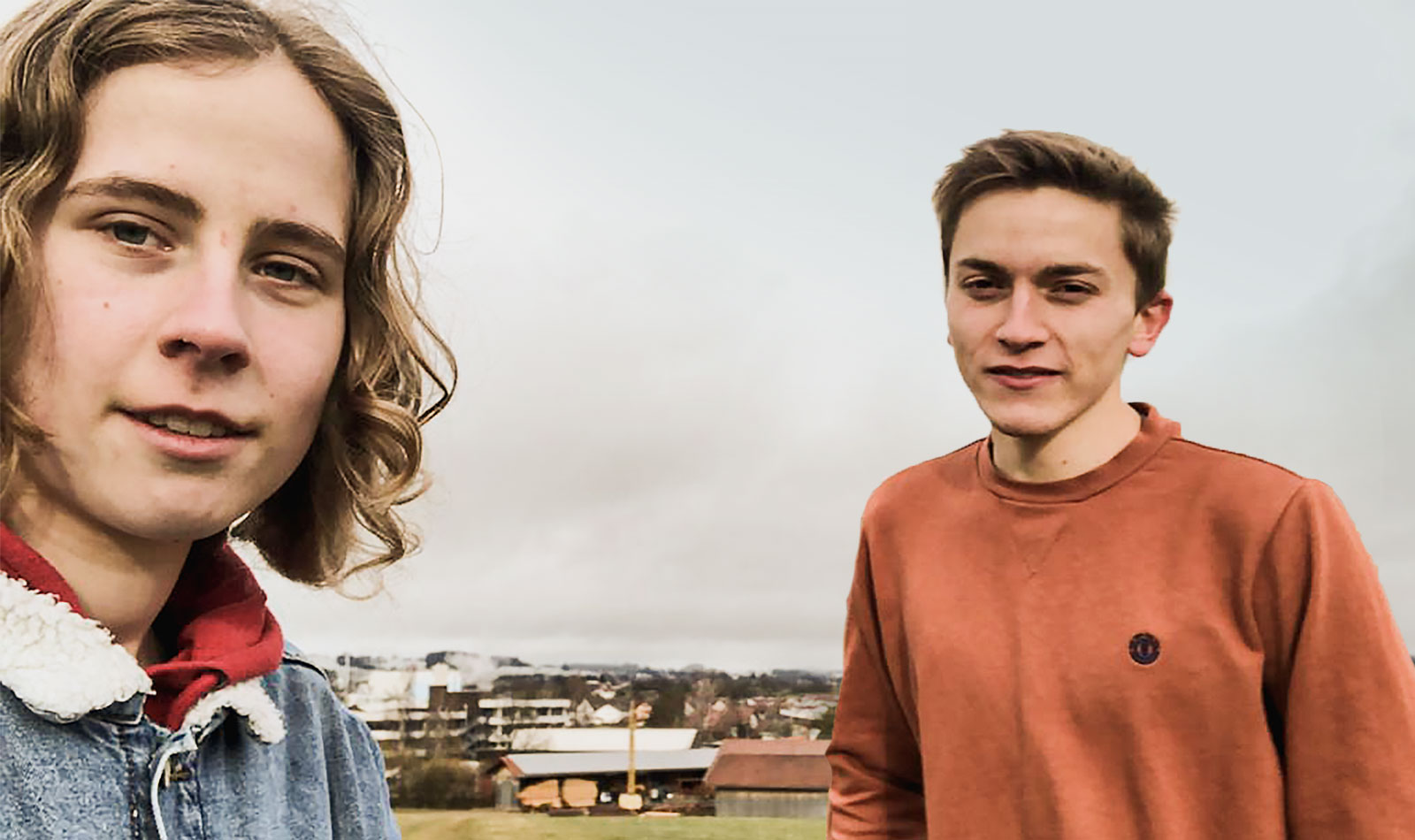 Selfie von zwei jungen Menschen auf einem Hügel