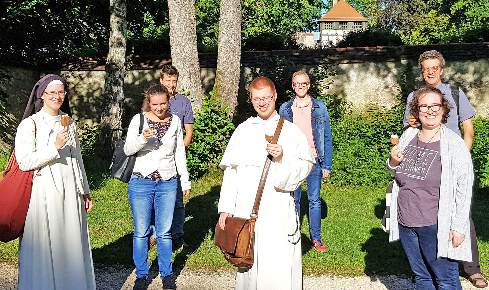 Christliche Freunde beim Eisessen im Sommer