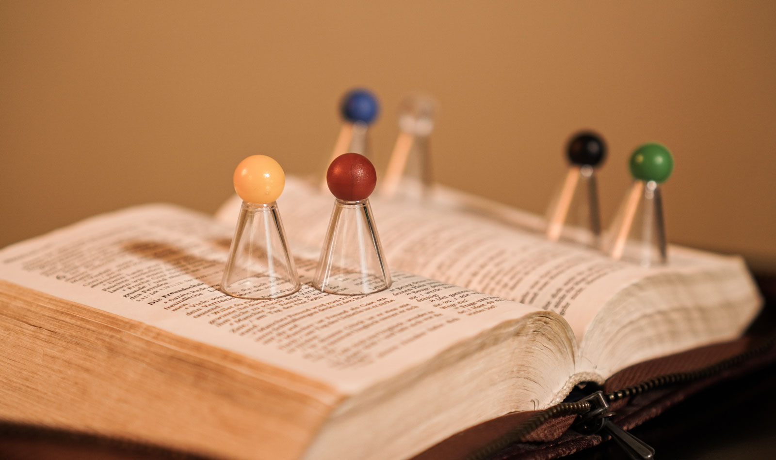 Spielfiguren auf einer Bibel
