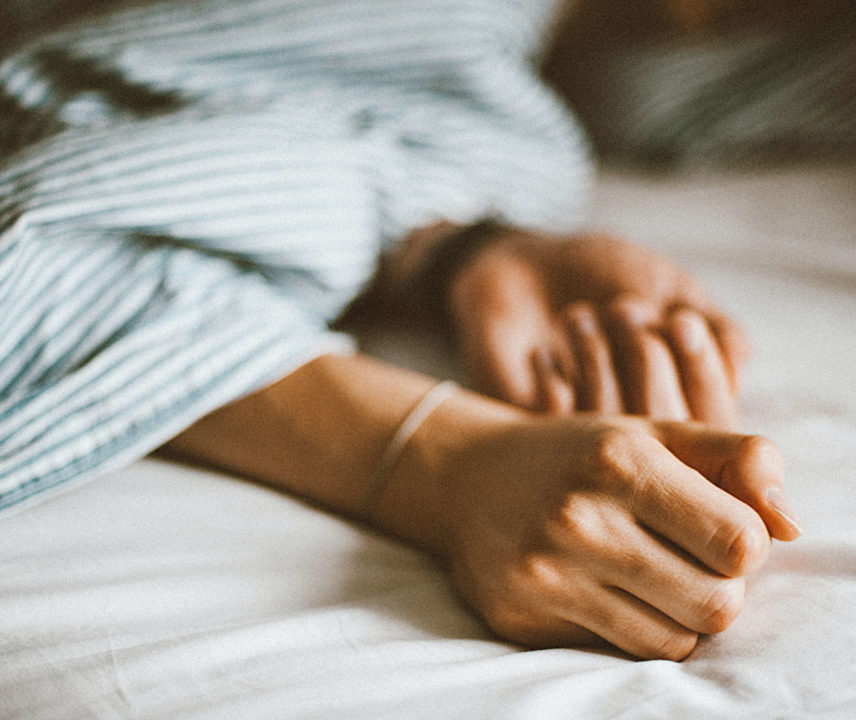 Zwei Hände im Bett. Freundschaft Plus