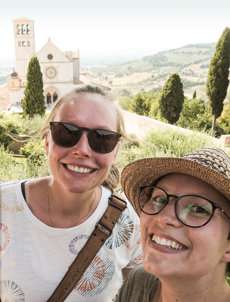 Zwei junge Frauen vor der Franziskuskirche in Assisi