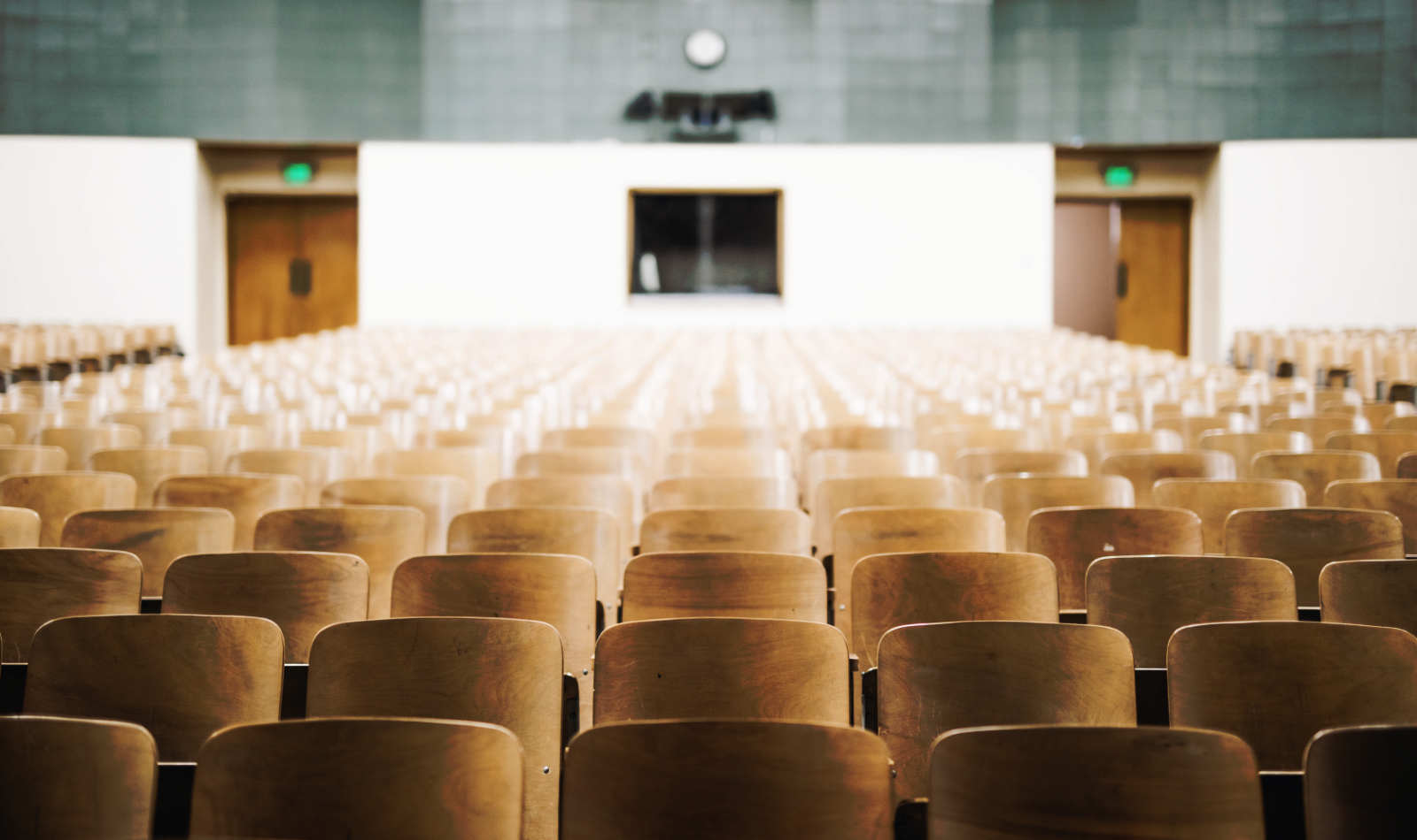 leerer Hörsaal. Studieren findet seit 18 Monaten weitestgehend virtuell statt.