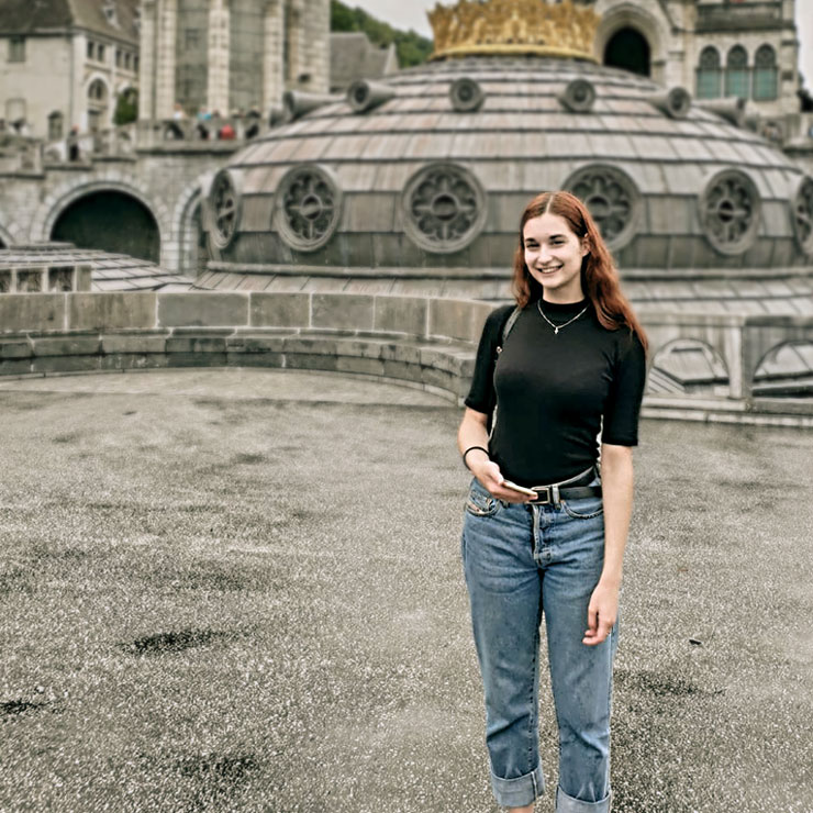 Junge Pilgerin in Lourdes