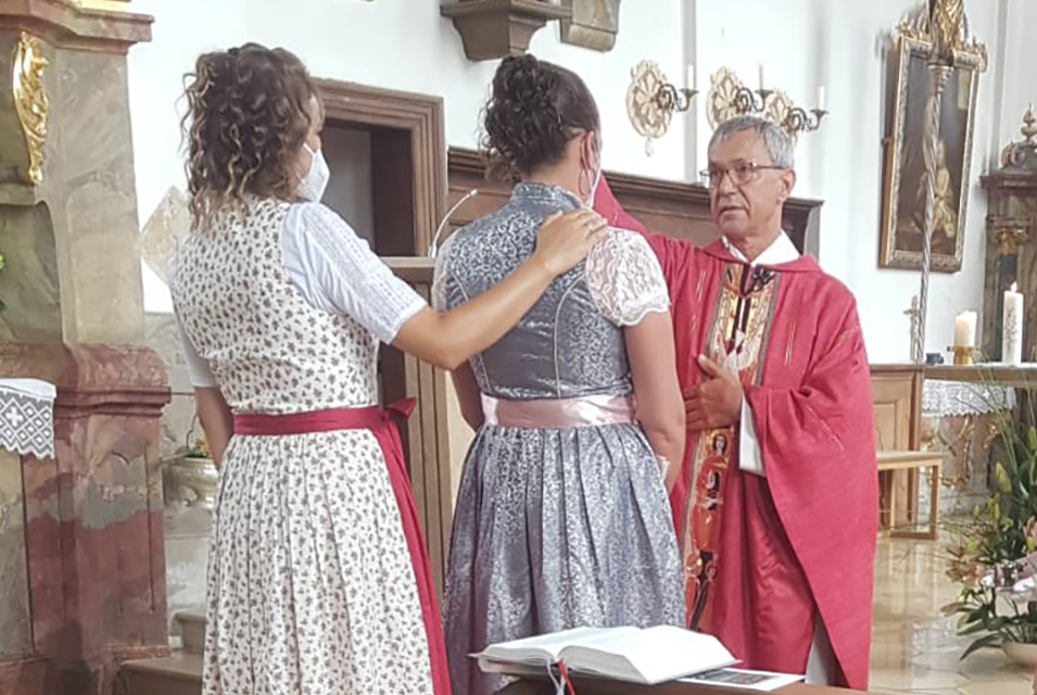 Junge frau bei Firmung in de Kirche