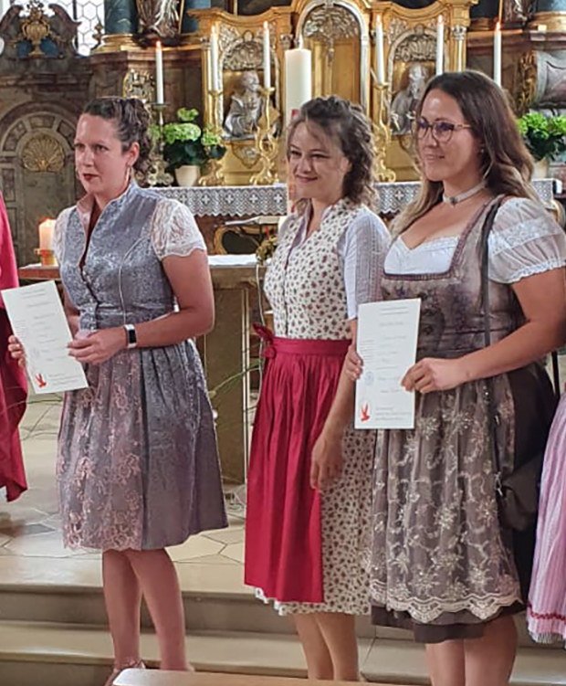 Junge Frauen im Dirndl in einer Kirche