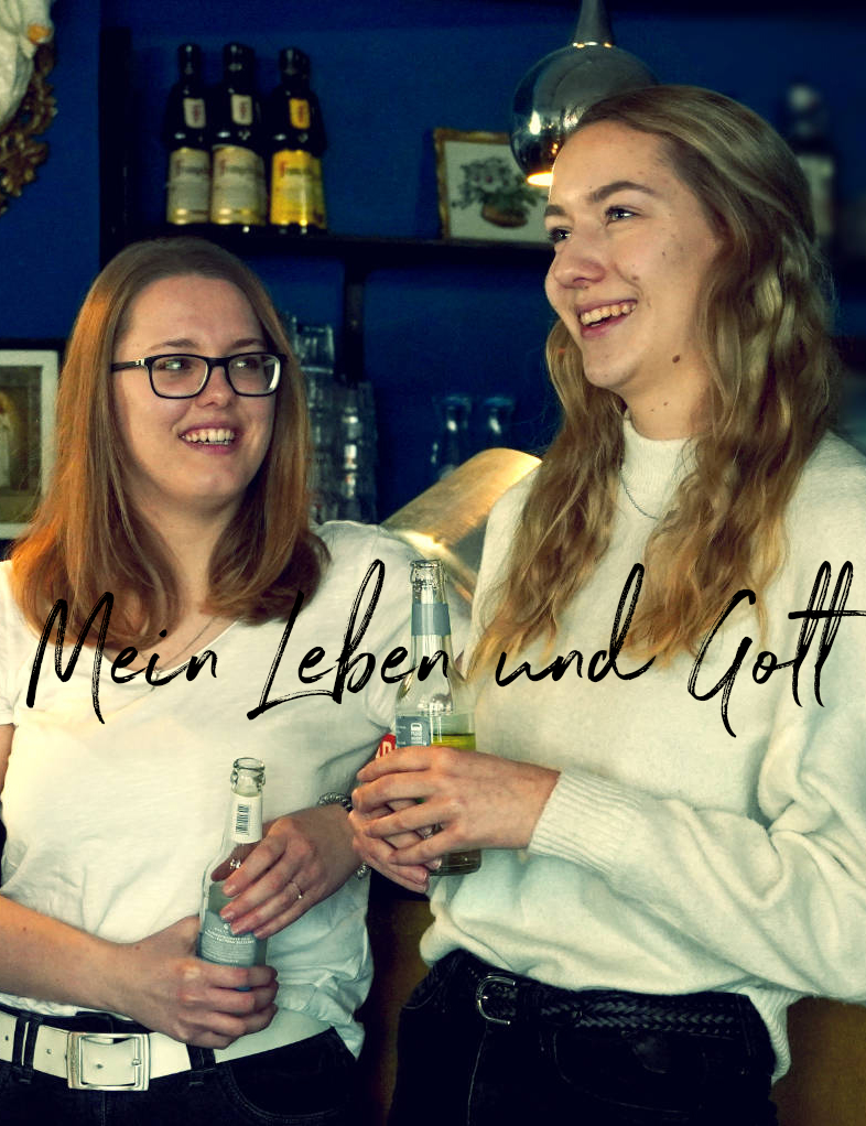 Zwei junge Frauen mit Getränken an einer Bar