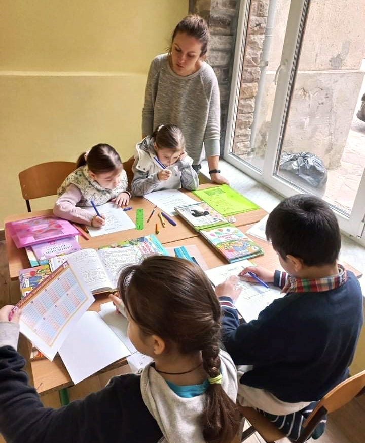 Schulunterricht für Flüchtlinge im ukrainischen Basilianer-Orden in Lemberg