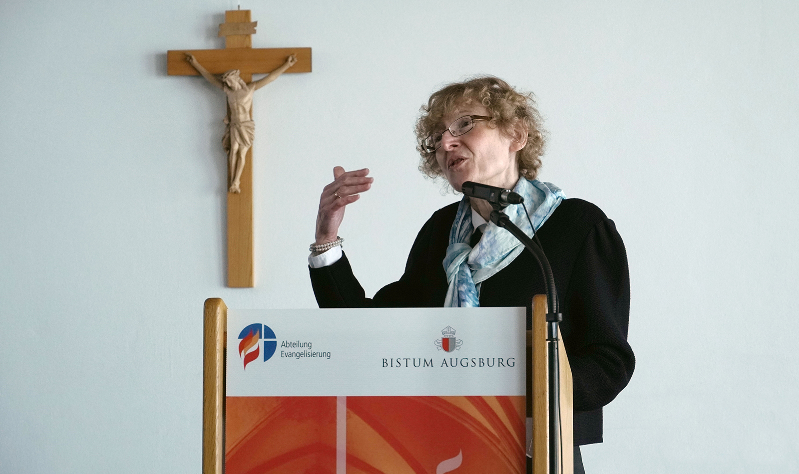 Prof. Dr. Marianne Schlosser am Rednerpult beim Studientag Evangelisierung zum Thema Gebet 2022