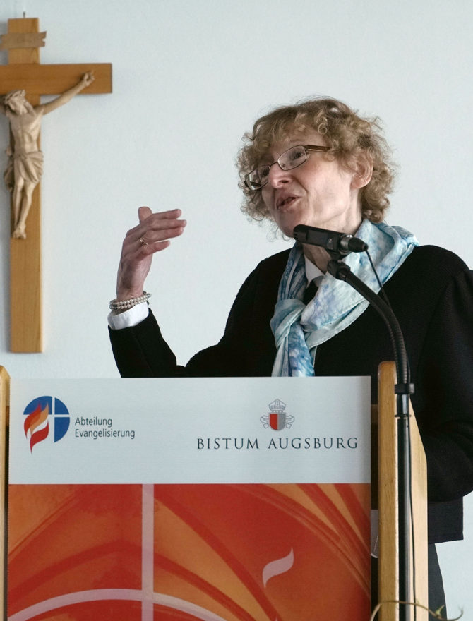 Prof. Dr. Marianne Schlosser am Rednerpult beim Studientag Evangelisierung zum Thema Gebet 2022