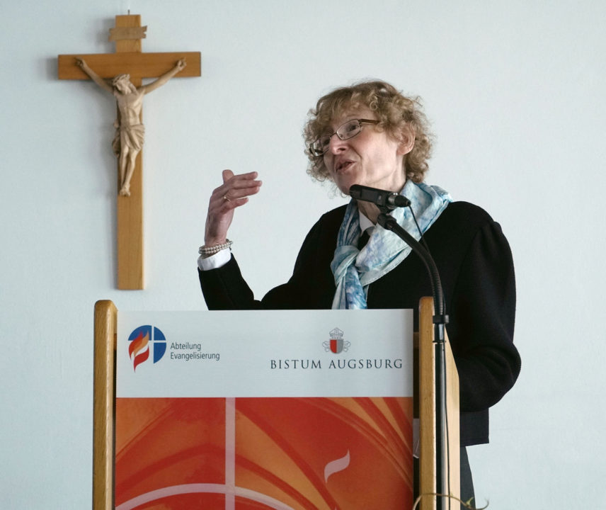 Prof. Dr. Marianne Schlosser am Rednerpult beim Studientag Evangelisierung zum Thema Gebet 2022