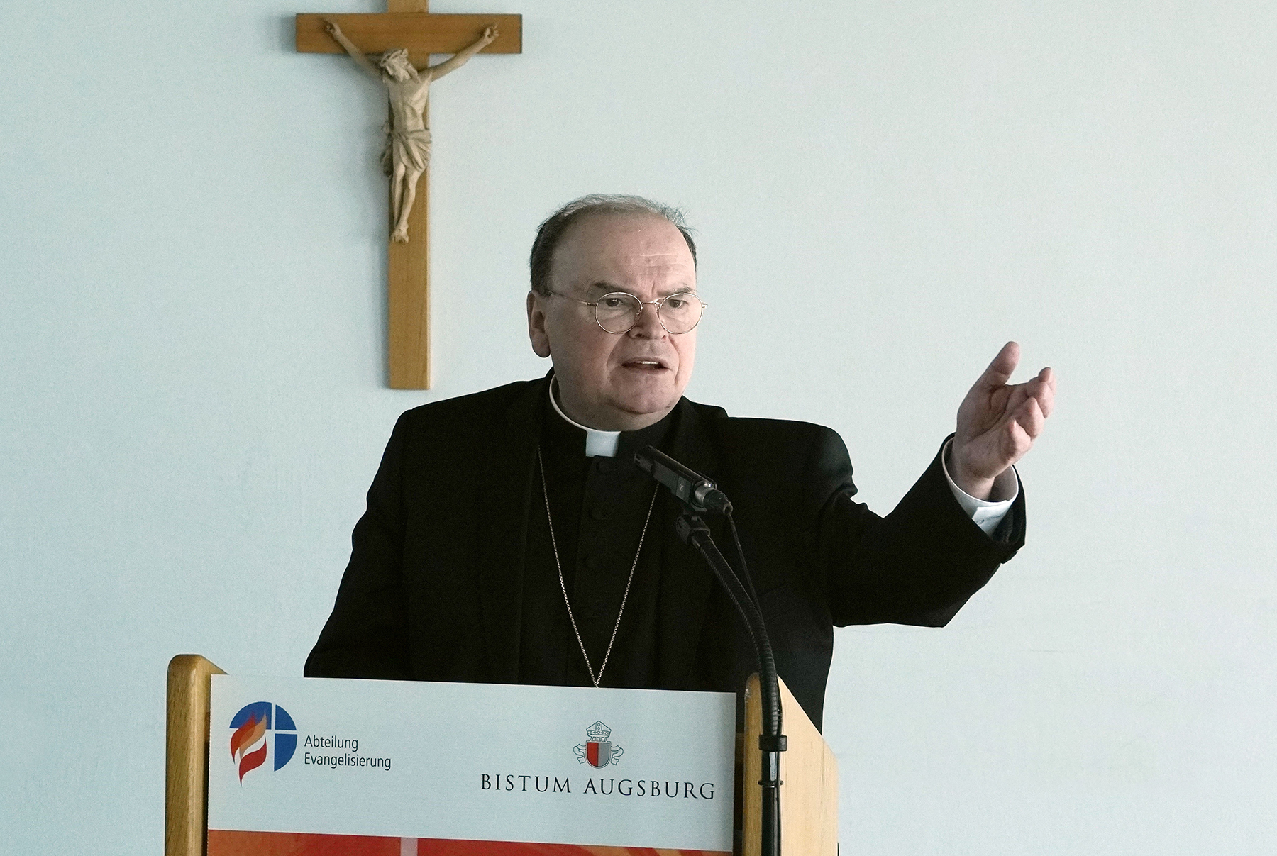 Bischof Dr. Bertram Meier am Rednerpult beim Studientag Evangelisierung zum Thema Gebet 2022